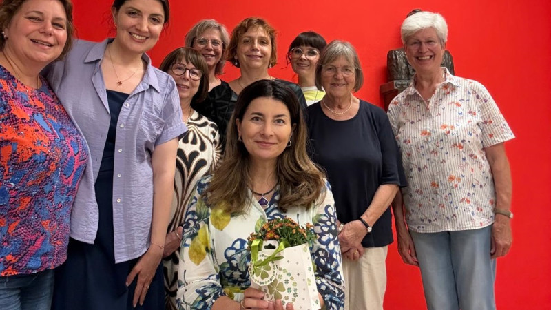 von links: Sabine Schmierl, Ayan Nazarov, Veronika Webel, Uli Barth, Jana Praxenthaler, Dr. Ramona Casasola-Greiner, Waltraud Renach, Margret Pellen. Vorne: Naciye Özsu